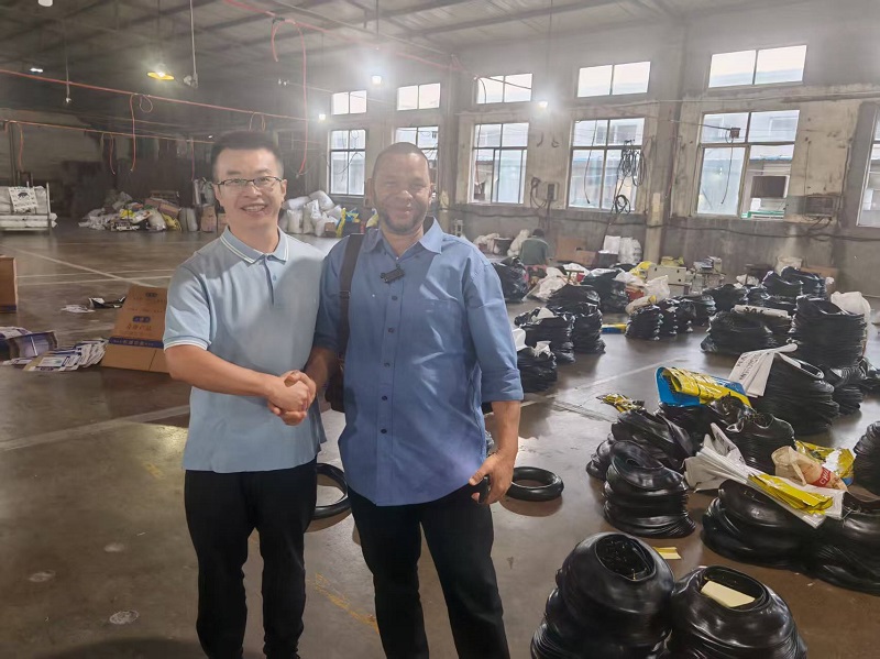 Los clientes de Sierra Leona elogiaron mucho nuestra capacidad de producción y la calidad del producto durante la visita a la fábrica