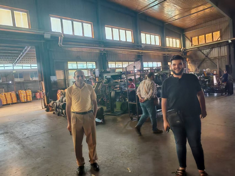 Los neumáticos y cámaras de aire para motocicletas obtienen el reconocimiento de un cliente egipcio durante una visita a la fábrica
